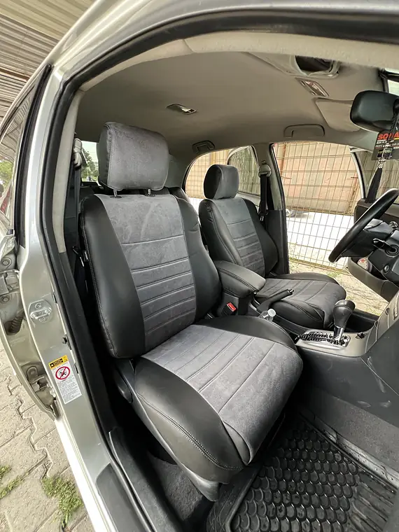 Ön koltuklar — kafalık, sırt ve oturma yüzeyi ayrı kalıp; yan destekte airbag dikişi.