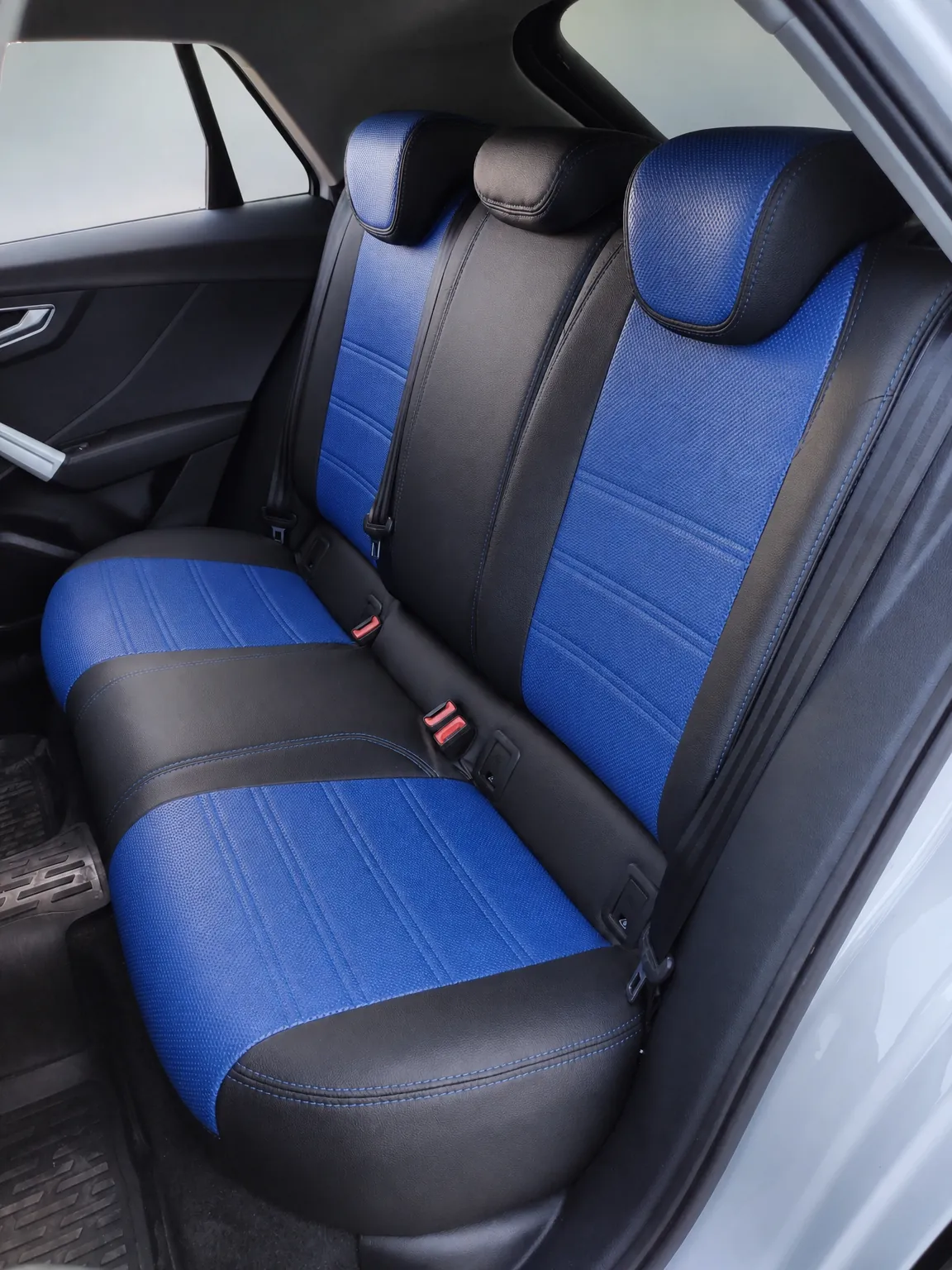 Audi Q2 koltuk kılıfı, siyah-mavi kumaş, arka koltuk (2016+)