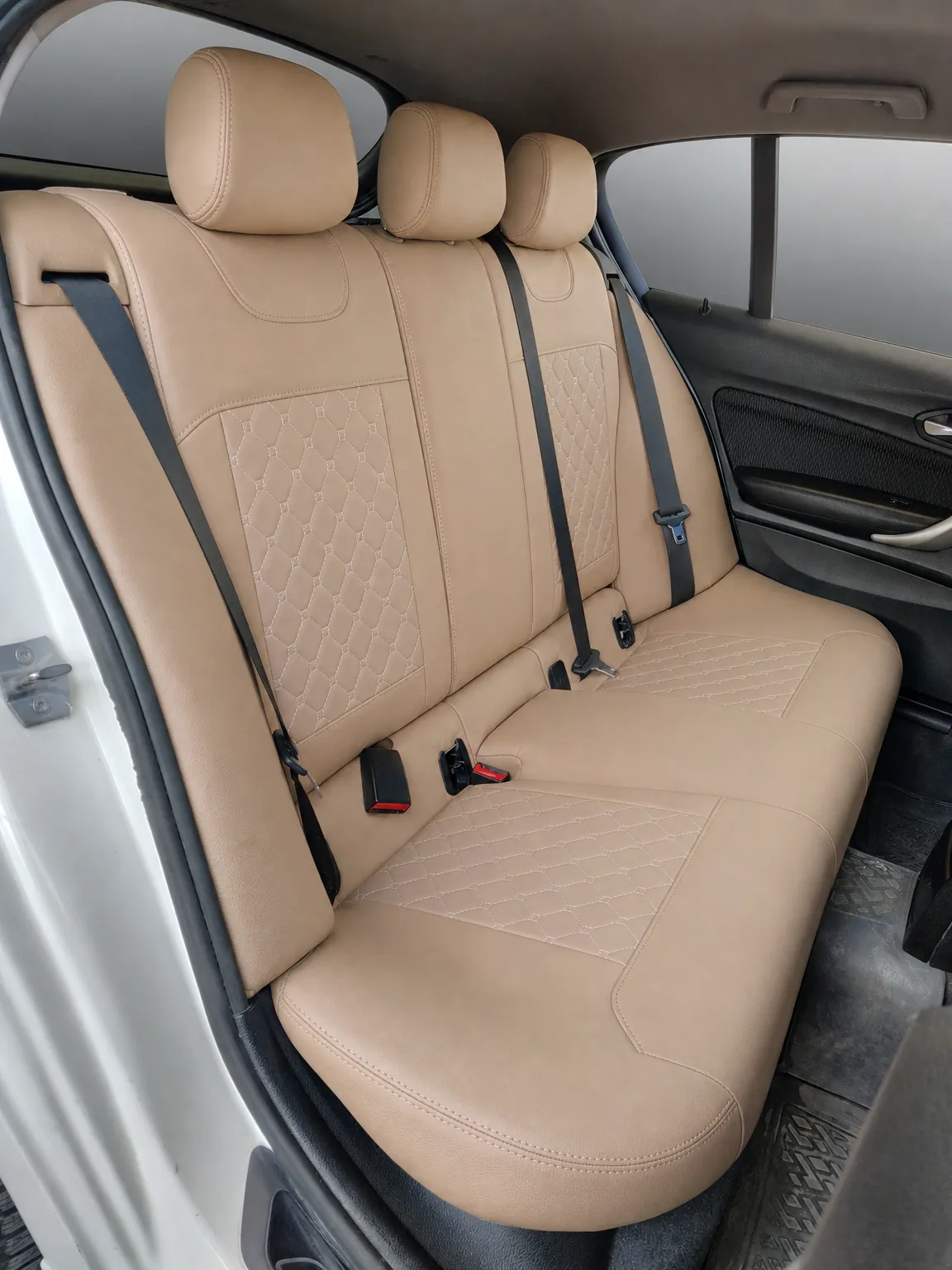 BMW 1 Serisi koltuk kılıfı, krem-krem kapitone kumaş, arka koltuk (2011+)