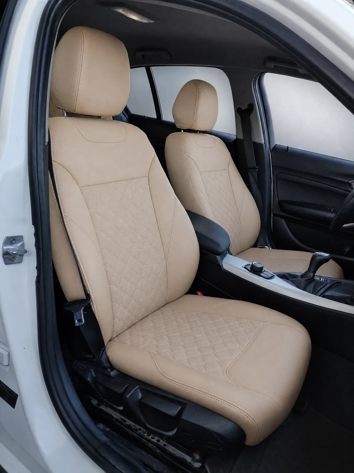 BMW 1 Serisi koltuk kılıfı, krem-krem kapitone kumaş, ön koltuklar (2011+)