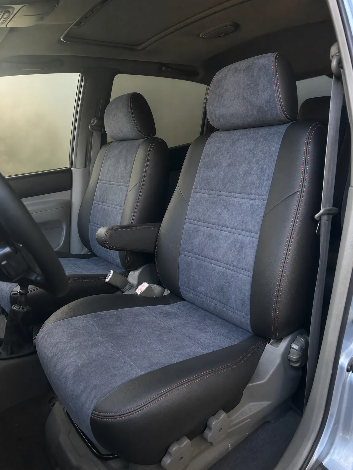 Chevrolet Rezzo koltuk kılıfı, siyah-siyah kapitone, kırmızı ip kumaş, ön koltuklar
