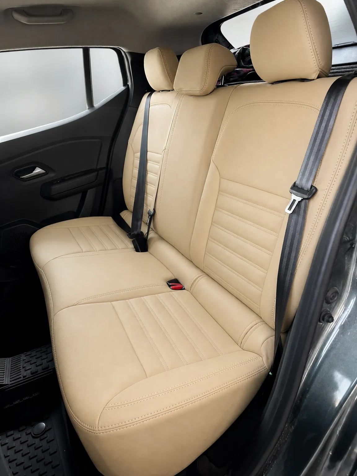 Dacia Sandero koltuk kılıfı, bej-bej Maldive deri kumaş, arka koltuk (2020+)