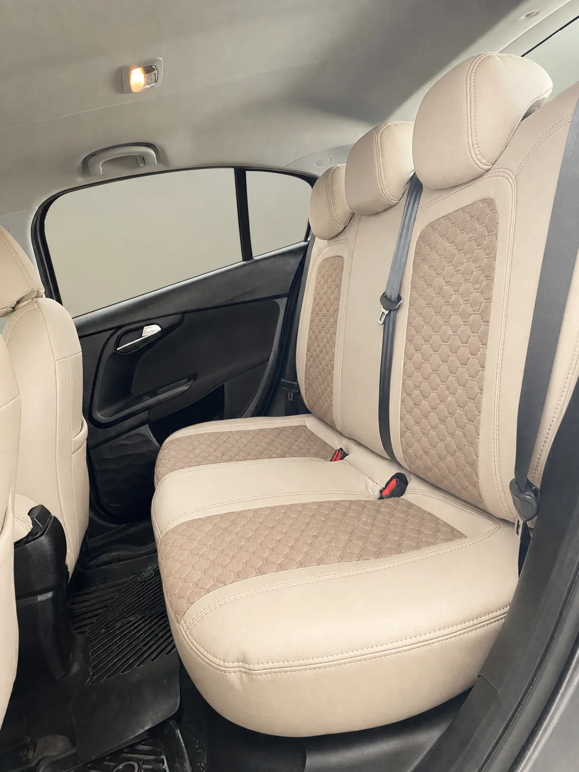 Fiat Egea Cross koltuk kılıfı, krem-krem kapitone taytüyü kumaş, arka koltuk