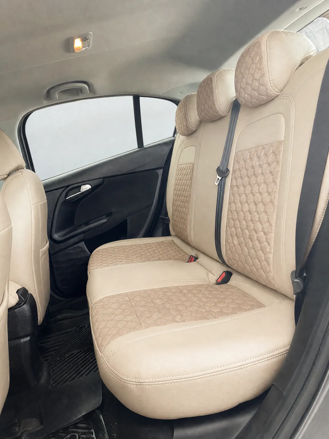 Fiat Egea Cross koltuk kılıfı, krem-krem kapitone taytüyü kumaş, arka koltuk