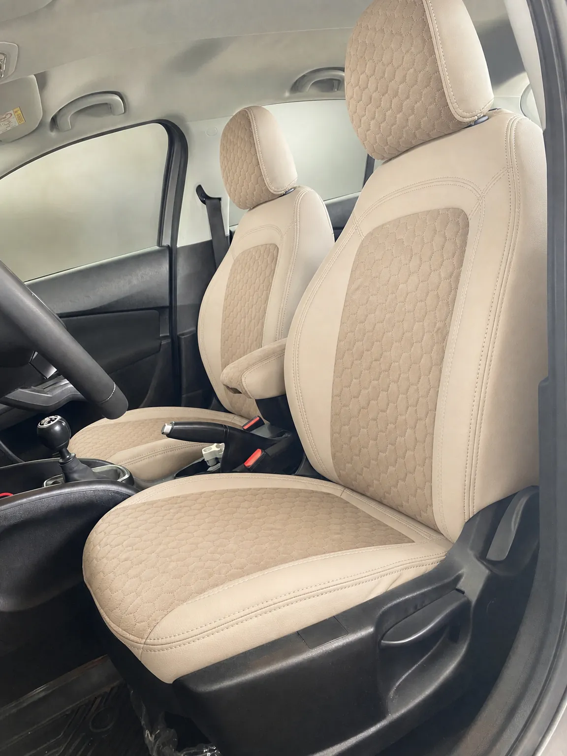 Fiat Egea Cross koltuk kılıfı, krem-krem kapitone taytüyü kumaş, ön koltuklar