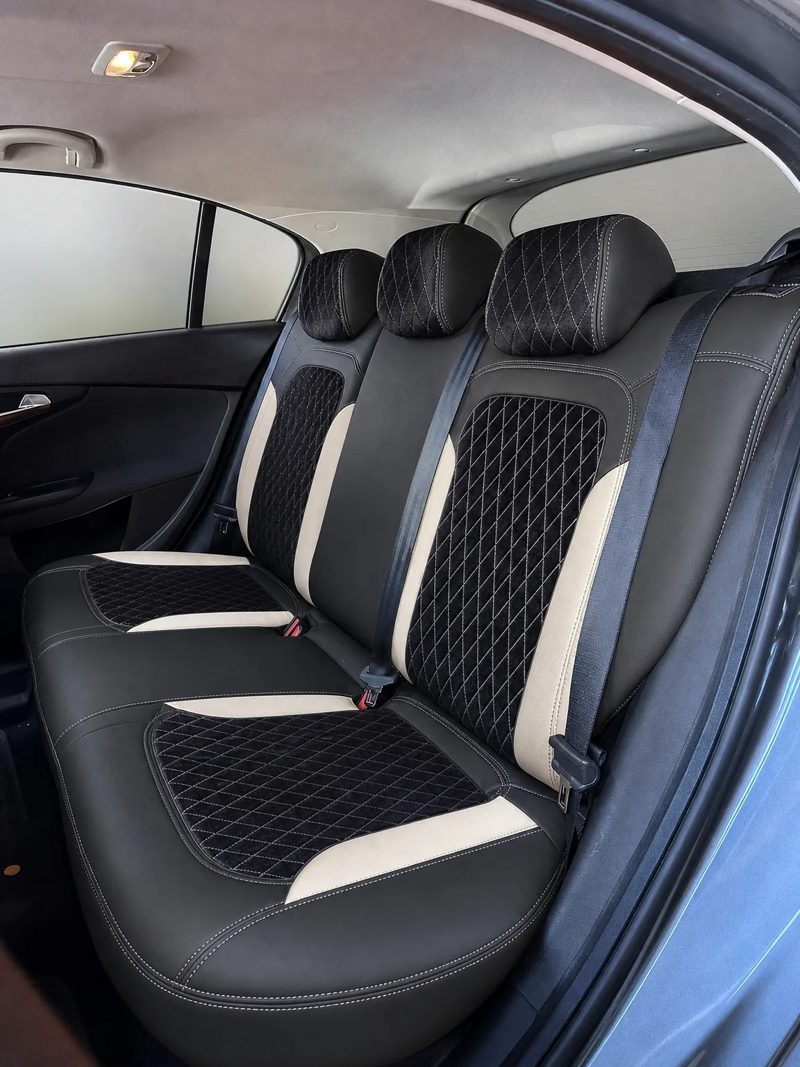 Fiat Egea Cross koltuk kılıfı, siyah-beyaz kapitone nubuk kumaş, arka koltuk
