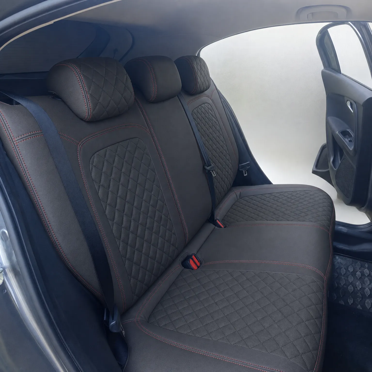 Fiat Egea Cross koltuk kılıfı, siyah-beyaz kapitone nubuk kumaş, arka koltuk