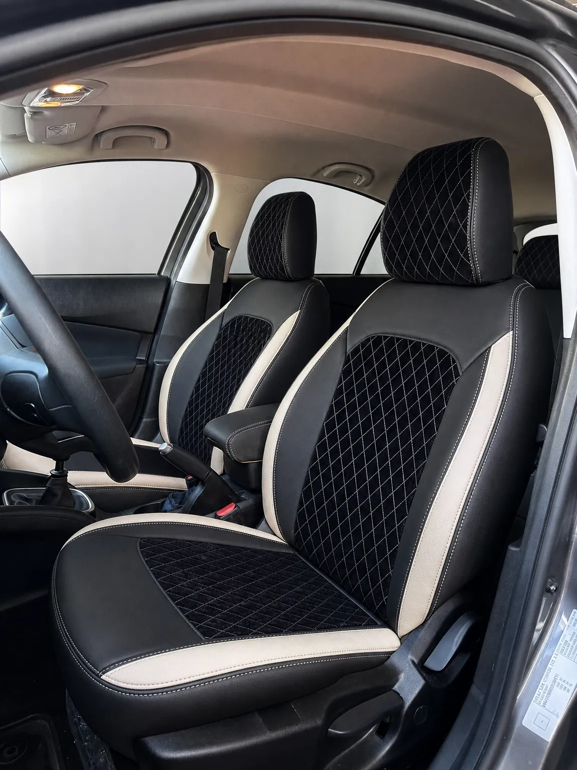 Fiat Egea Cross koltuk kılıfı, siyah-beyaz kapitone nubuk kumaş, ön koltuklar