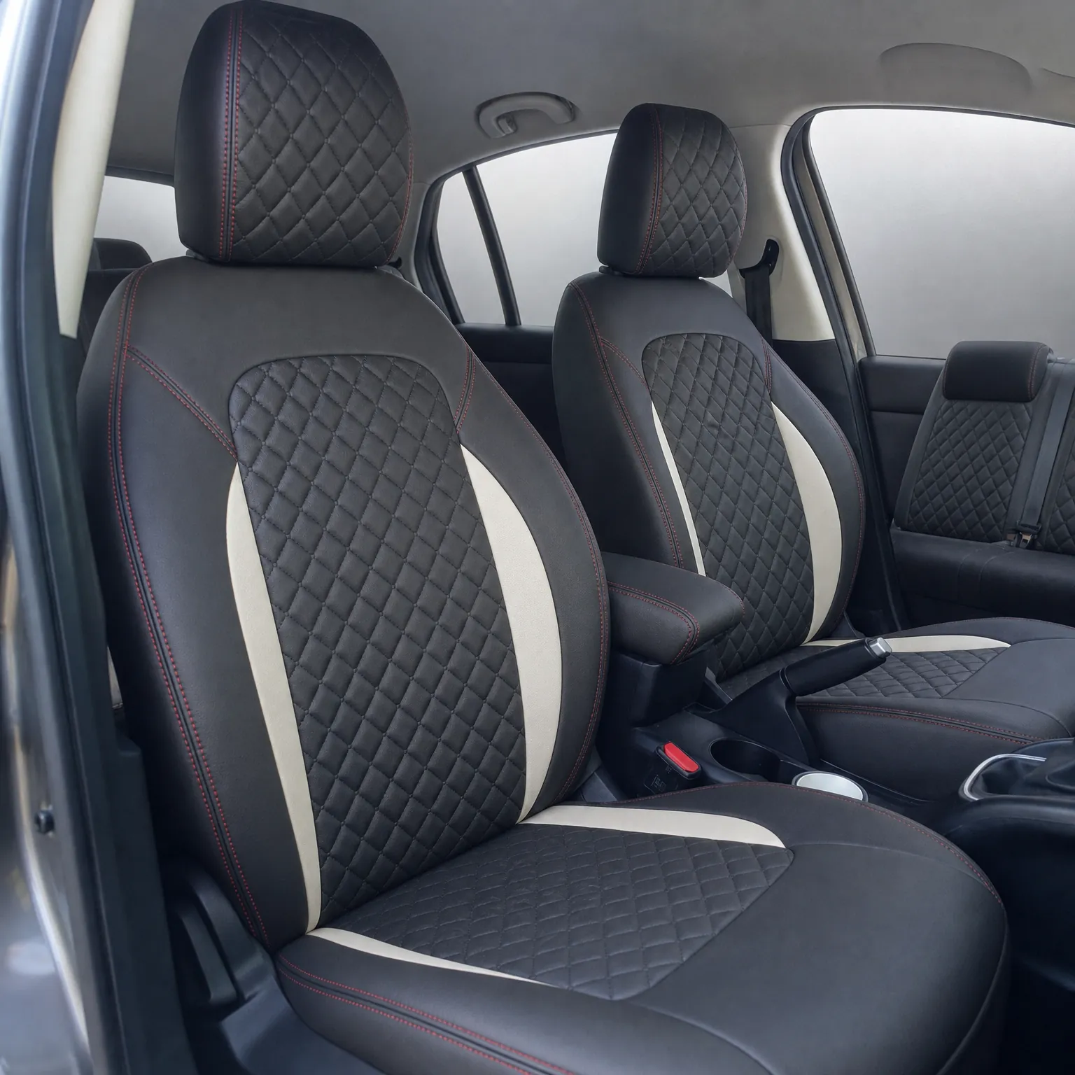 Fiat Egea Cross koltuk kılıfı, siyah-beyaz kapitone nubuk kumaş, ön koltuklar