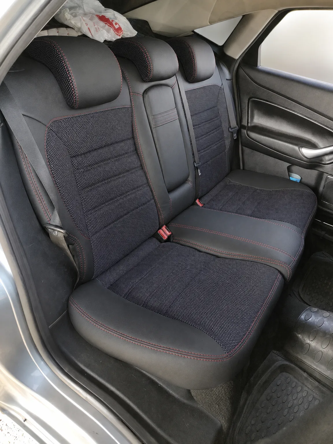 Ford Mondeo koltuk kılıfı, siyah-siyah, kırmızı ip kumaş, arka koltuk (Titanyum 2007-2014)
