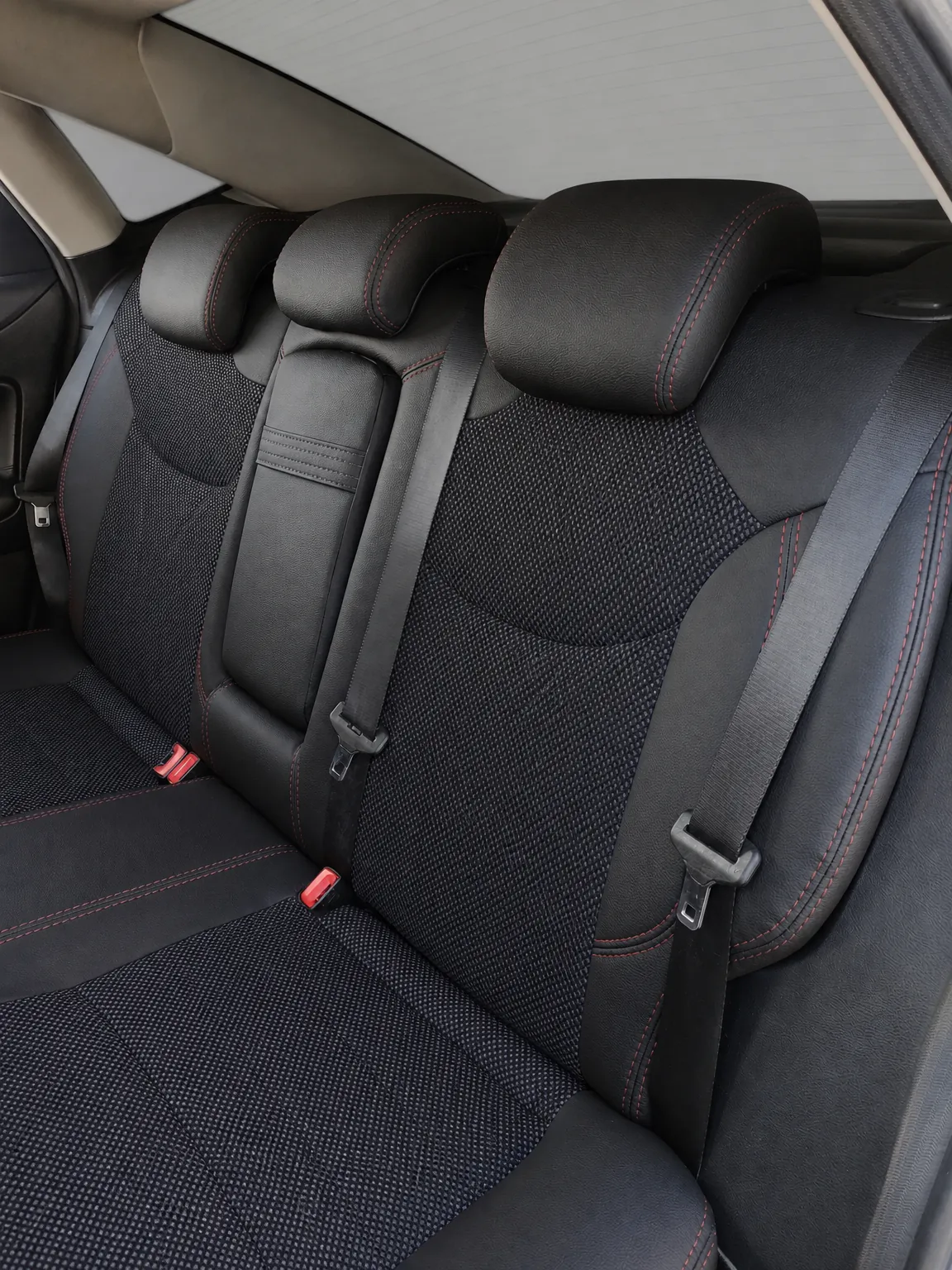 Ford Mondeo koltuk kılıfı, siyah-siyah, kırmızı ip kumaş, arka koltuk (Titanyum 2007-2014)