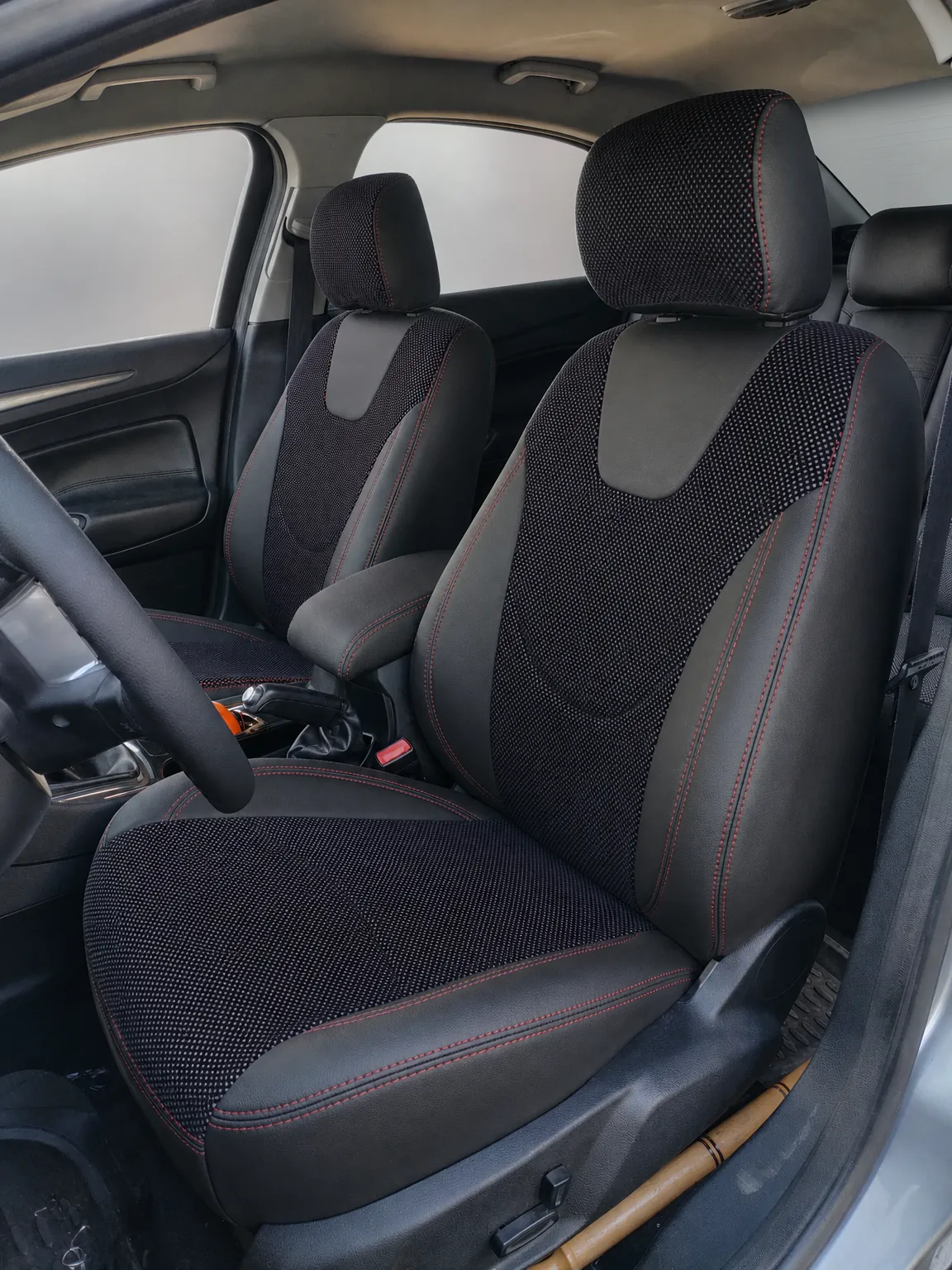 Ford Mondeo koltuk kılıfı, siyah-siyah, kırmızı ip kumaş, ön koltuklar (Titanyum 2007-2014)