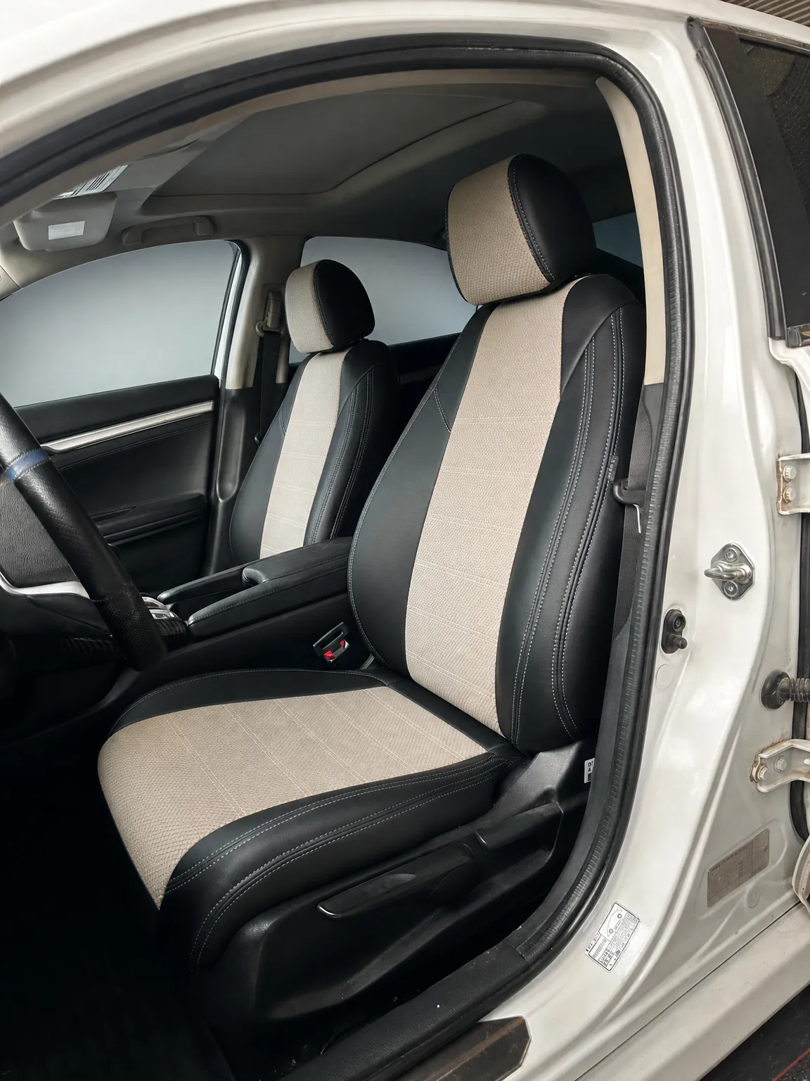 Honda Civic koltuk kılıfı, siyah-krem kumaş, ön koltuklar (2015-2021)