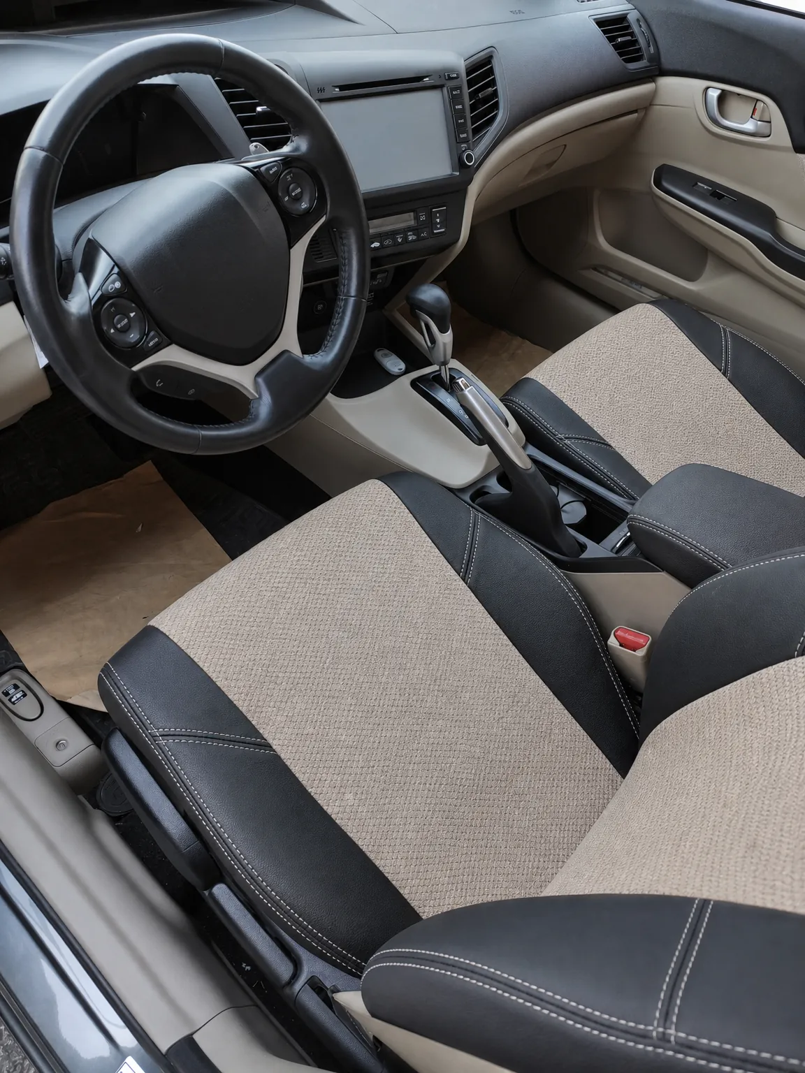 Honda Civic koltuk kılıfı, siyah-krem kumaş, ön koltuklar (Sedan 2011-2015)