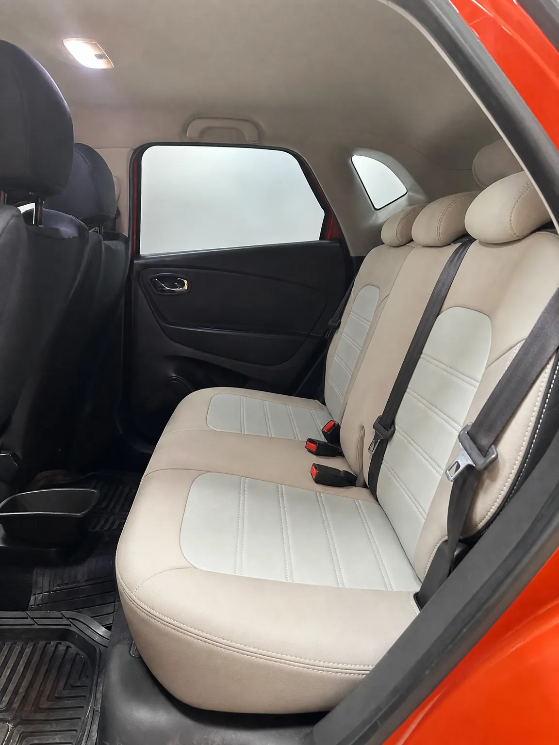 Renault Captur koltuk kılıfı, siyah-krem kumaş, arka koltuk (2013-2019)