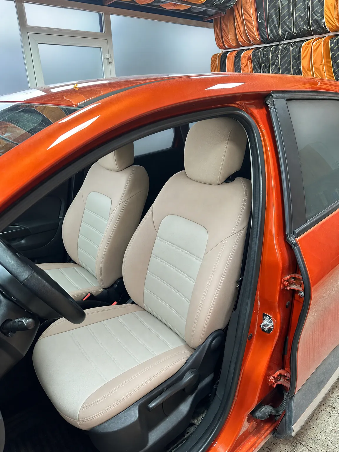 Renault Captur koltuk kılıfı, siyah-krem kumaş, ön koltuklar (2013-2019)