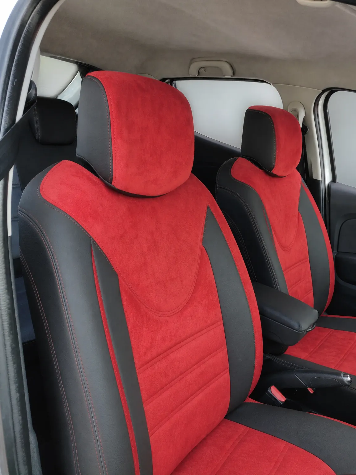 Renault Clio koltuk kılıfı, siyah-kırmızı taytüyü kumaş, ön koltuklar (Clio 4)
