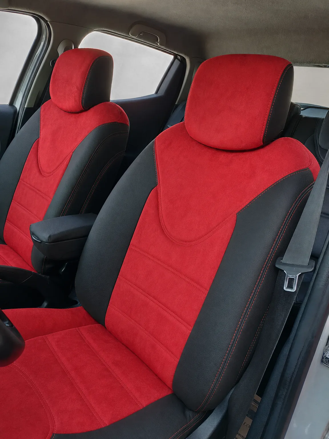Renault Clio koltuk kılıfı, siyah-kırmızı taytüyü kumaş, ön koltuklar (Clio 4)