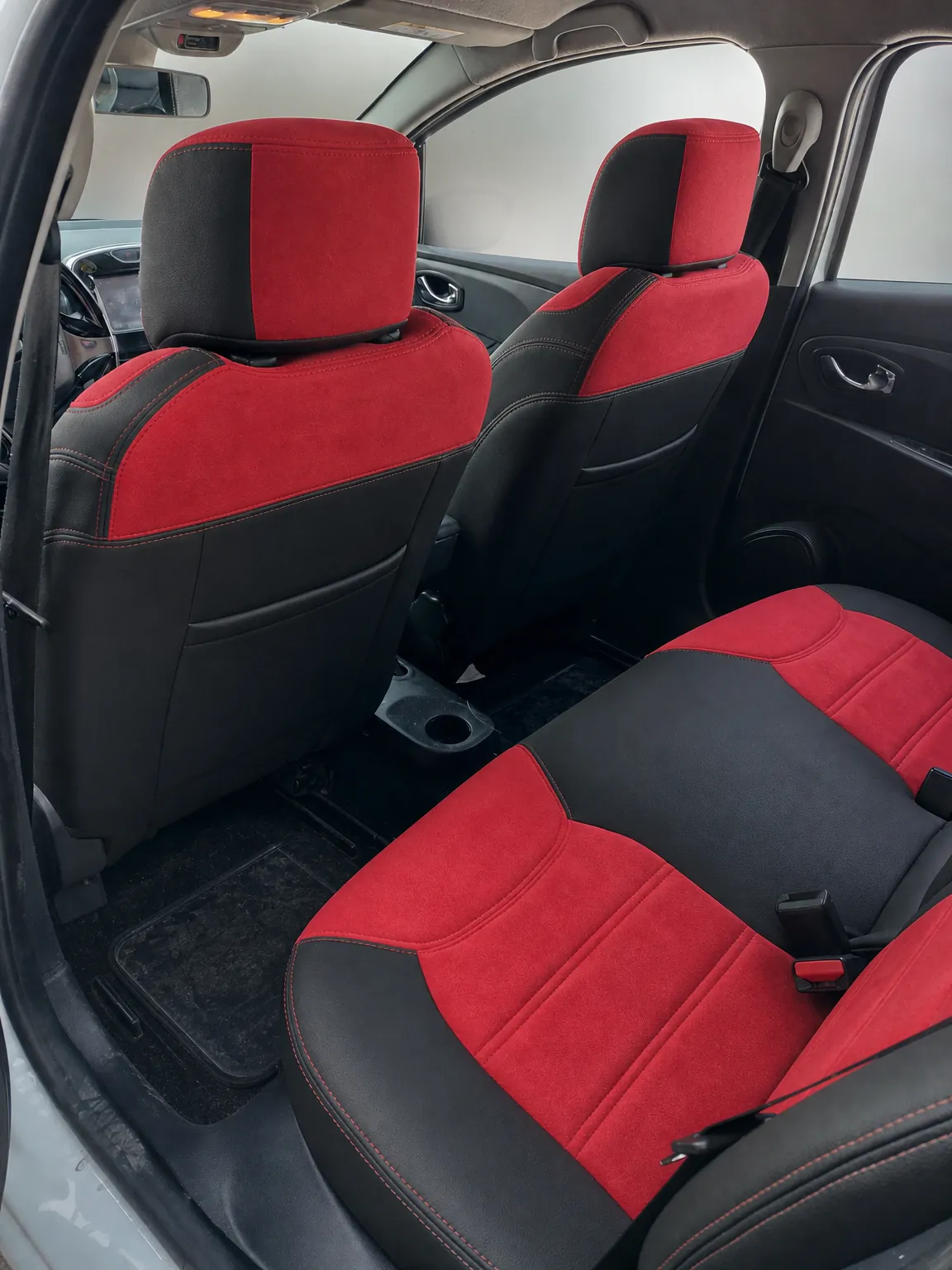 Renault Clio koltuk kılıfı, siyah-kırmızı taytüyü kumaş, ön ve arka koltuklar (Clio 4)
