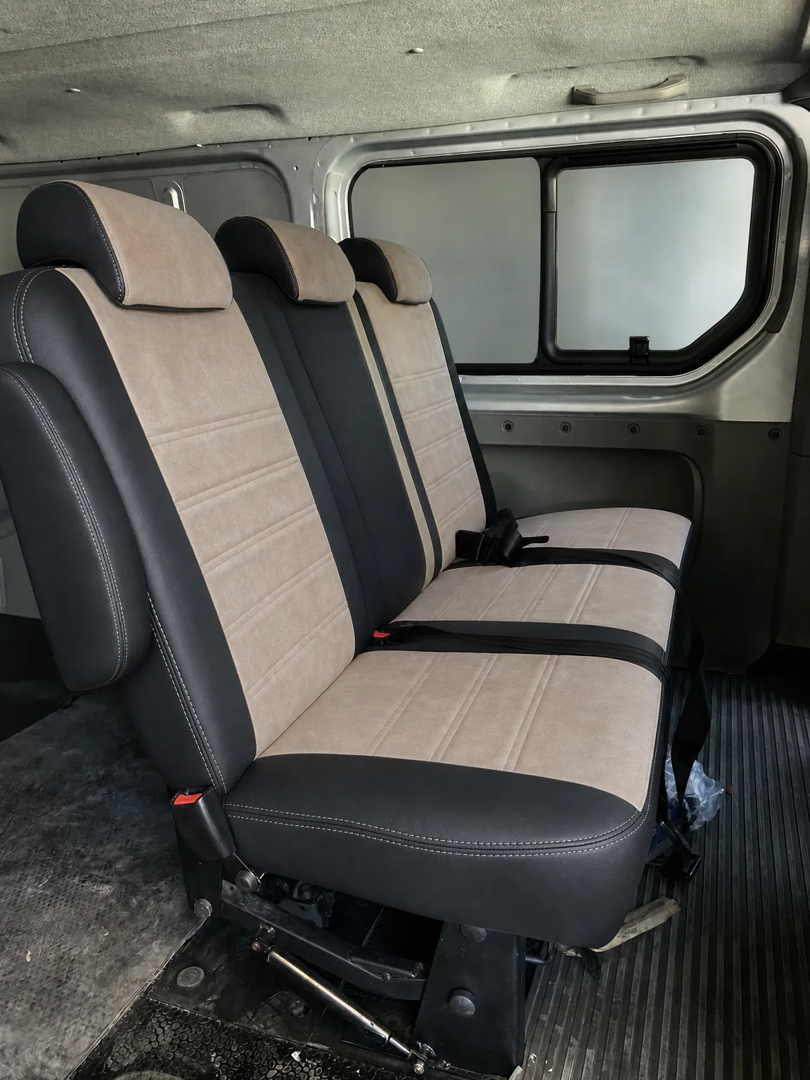 Renault Trafic koltuk kılıfı, siyah-bej taytüyü kumaş, arka koltuk