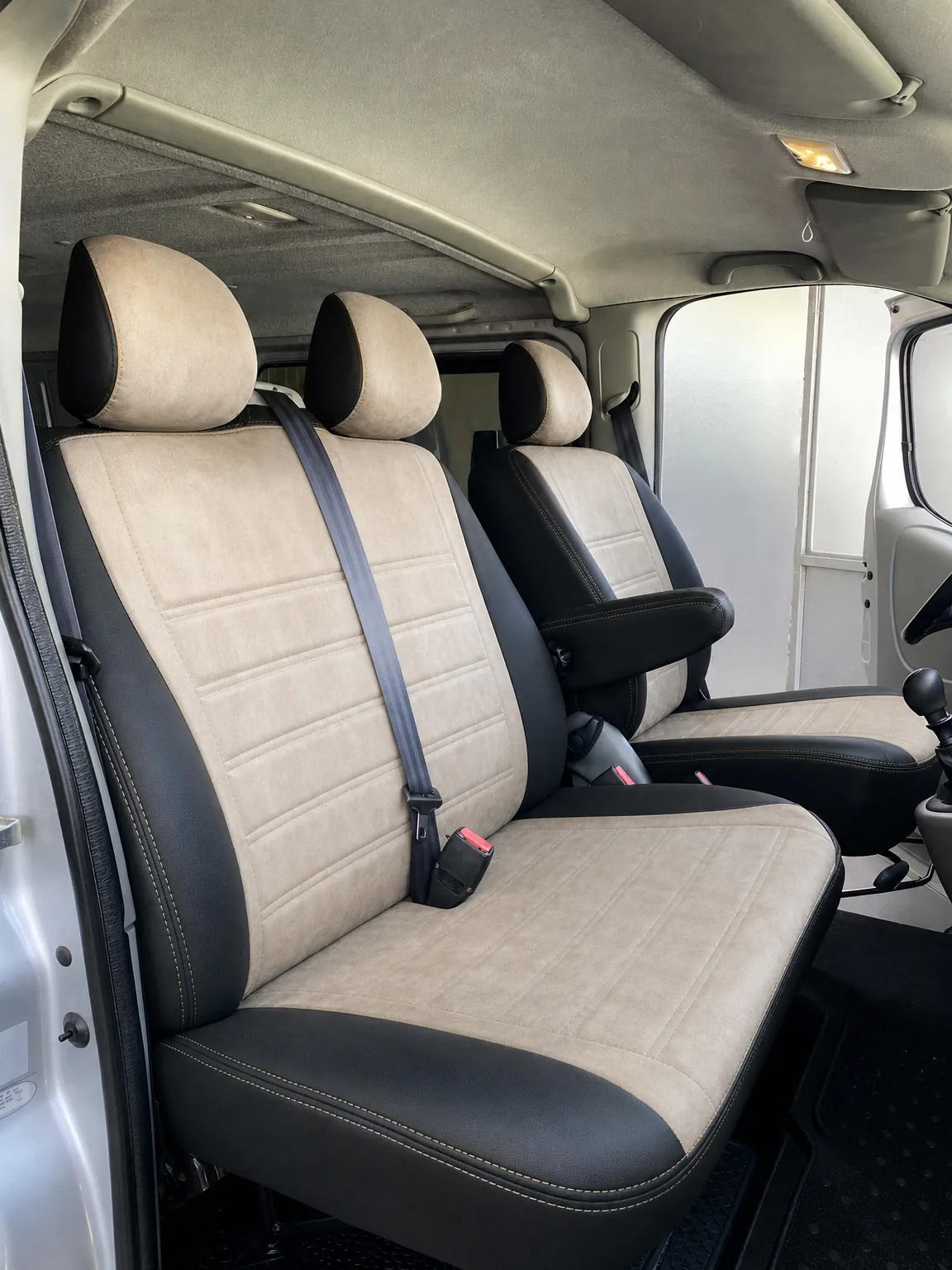 Renault Trafic koltuk kılıfı, siyah-bej taytüyü kumaş, ön koltuklar