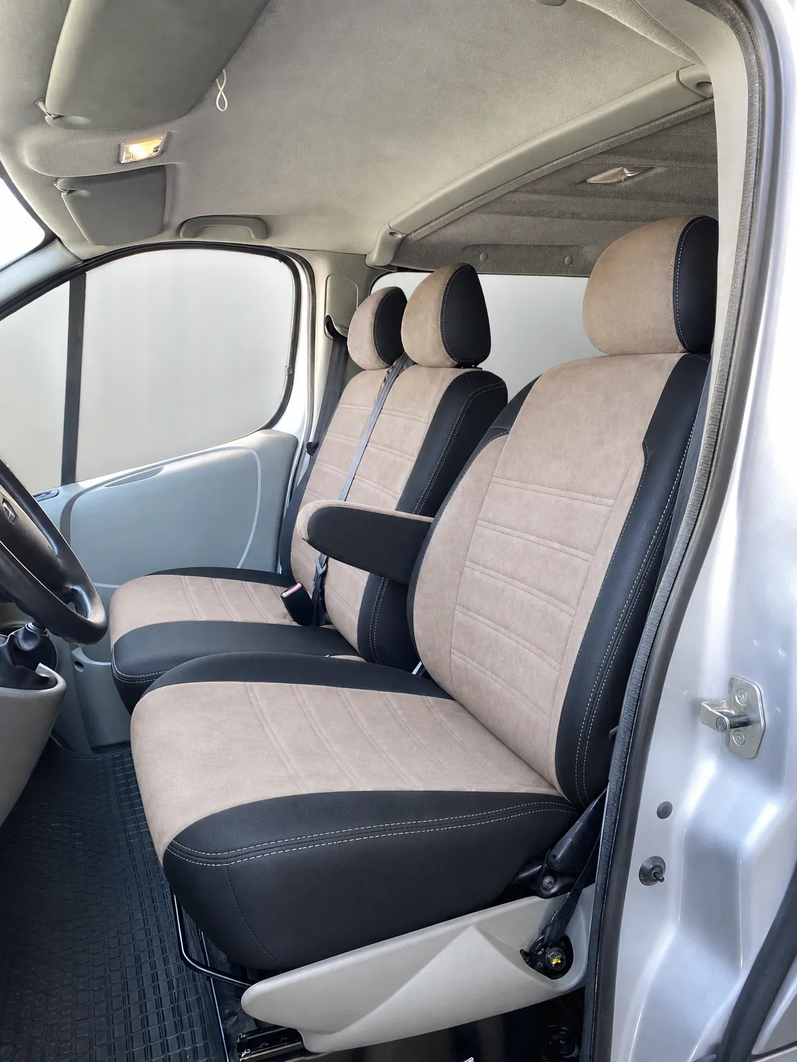 Renault Trafic koltuk kılıfı, siyah-bej taytüyü kumaş, ön koltuklar