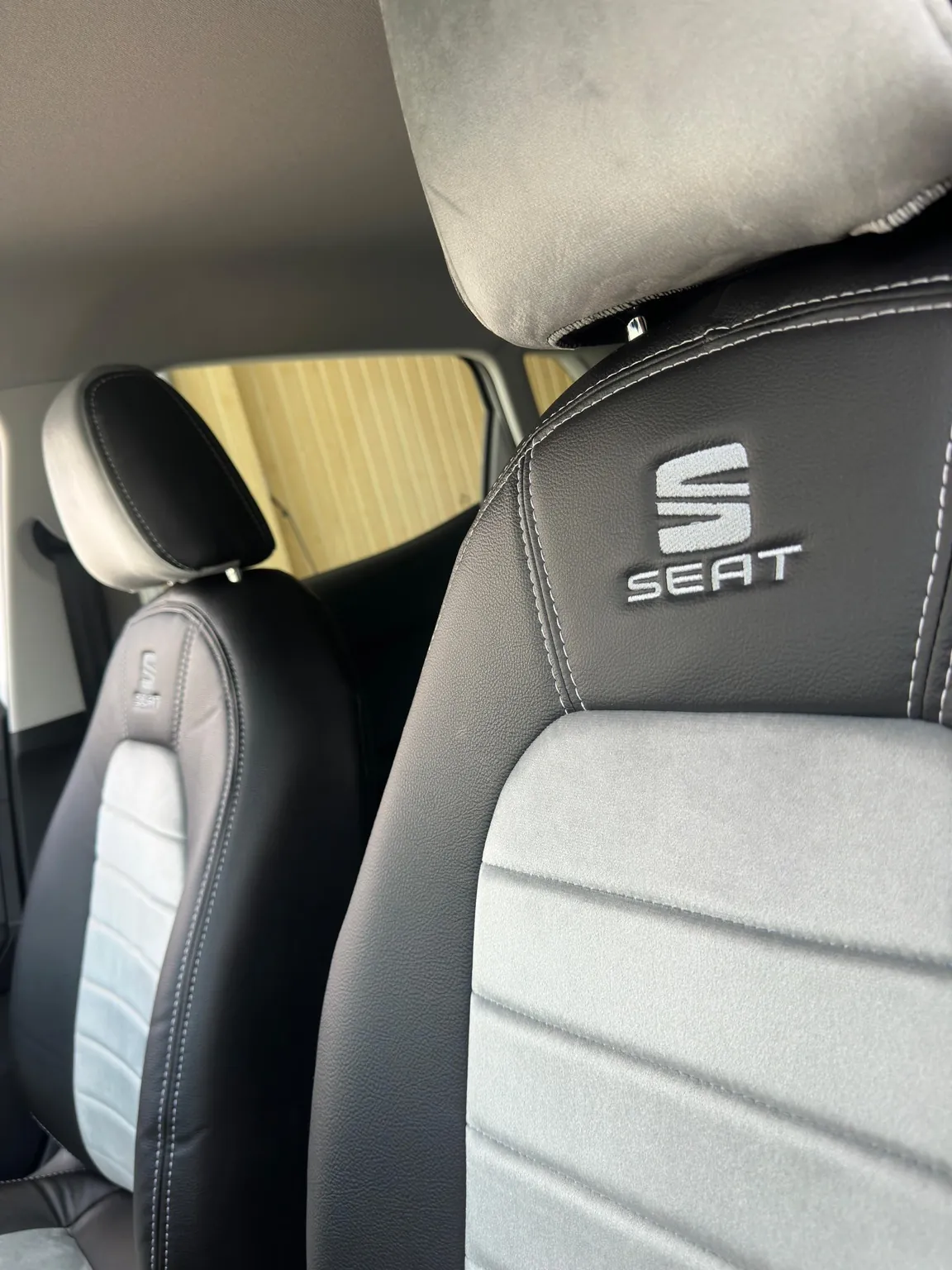 Seat Ibiza koltuk kılıfı, siyah-siyah kapitone, beyaz ip kumaş, kumaş ve dikiş detayı (2017+)