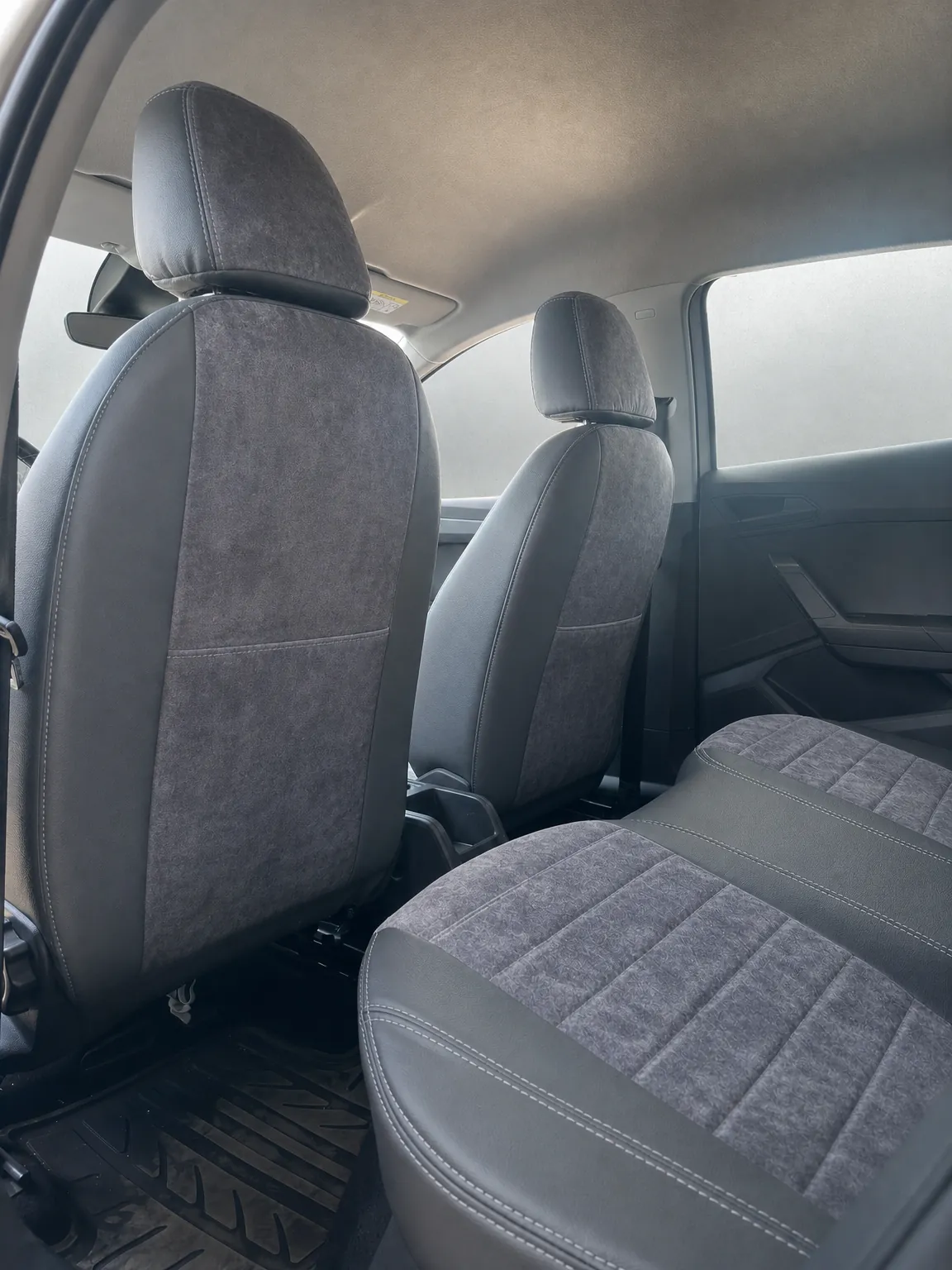 Seat Ibiza koltuk kılıfı, siyah-siyah kapitone, beyaz ip kumaş, ön koltuklar (2017+)