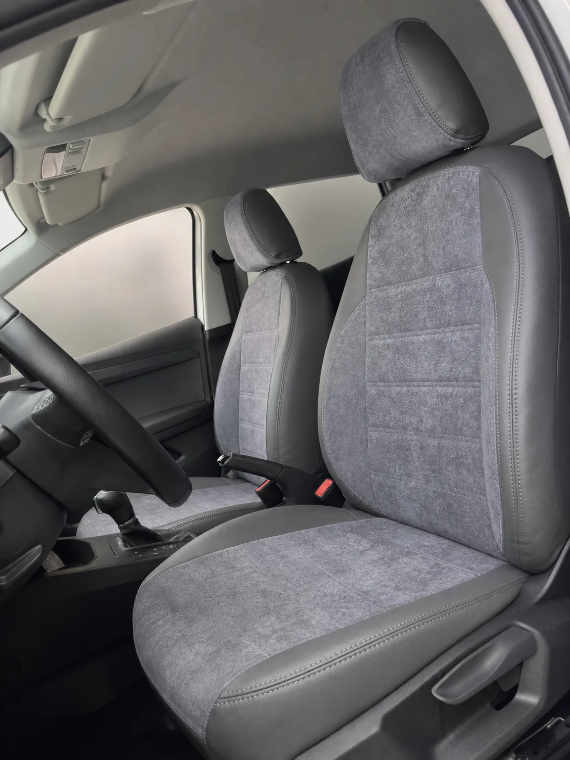 Seat Ibiza koltuk kılıfı, siyah-siyah kapitone, beyaz ip kumaş, ön koltuklar (2017+)