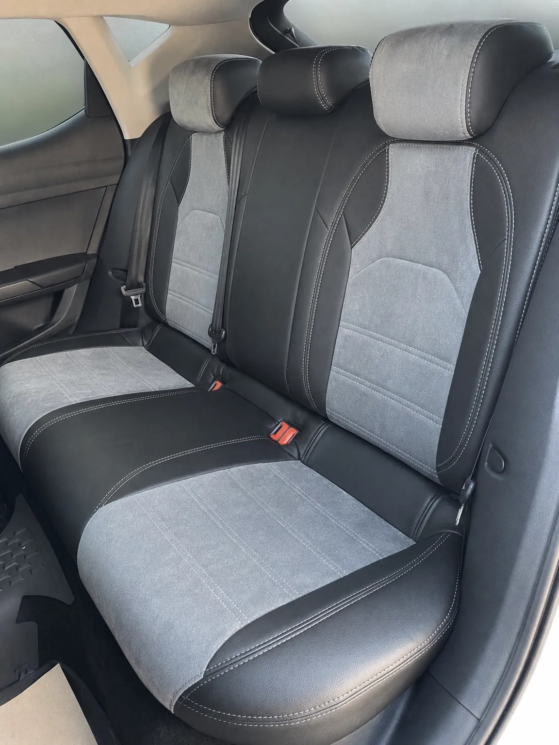 Seat Leon koltuk kılıfı, siyah-açık gri taytüyü kumaş, arka koltuk (2020+)