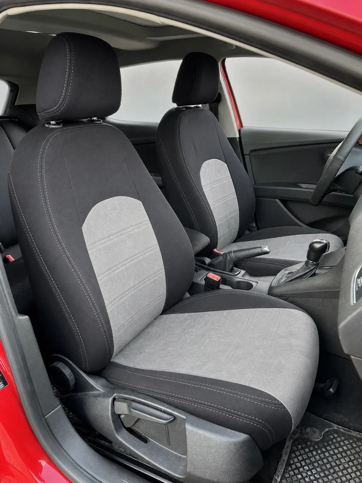 Seat Leon koltuk kılıfı, siyah-açık gri taytüyü kumaş, ön koltuklar (2012-2020)