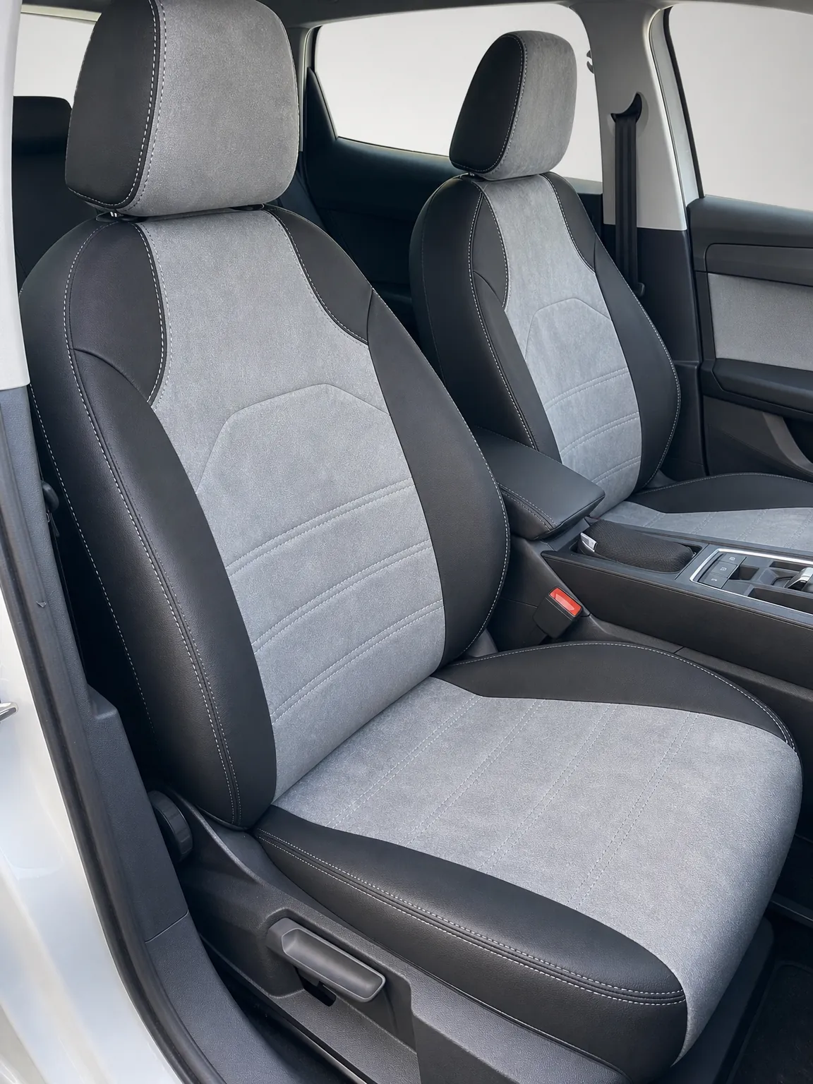 Seat Leon koltuk kılıfı, siyah-açık gri taytüyü kumaş, ön koltuklar (2020+)