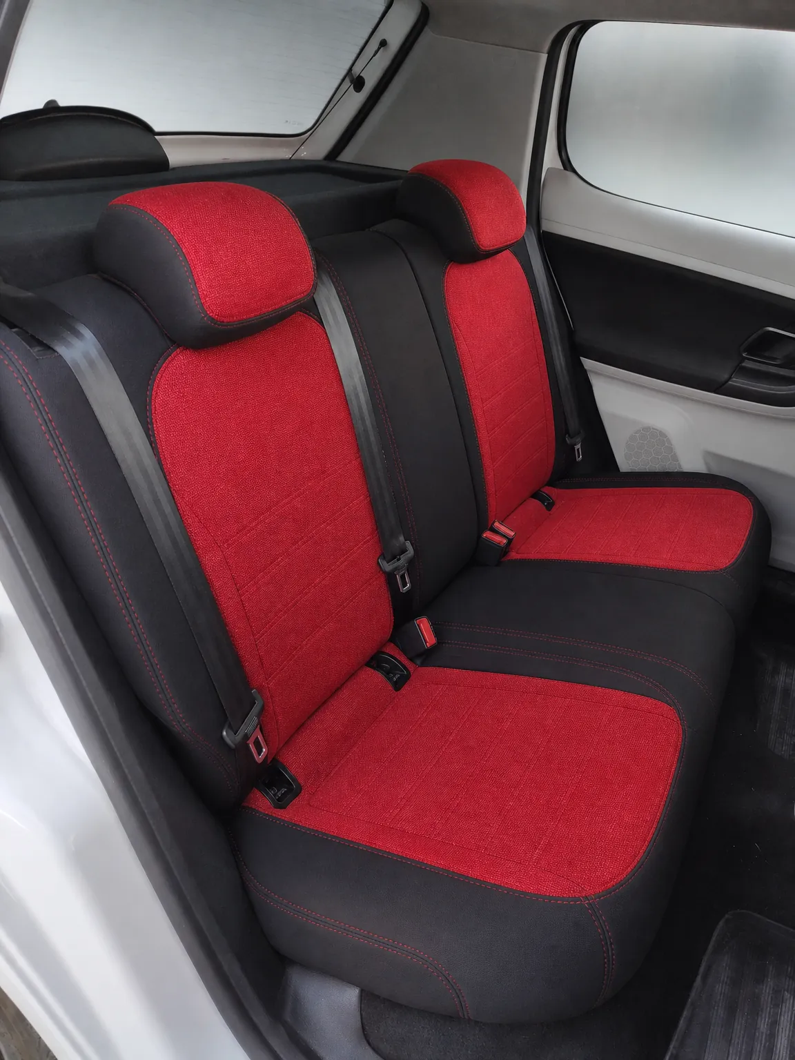 Skoda Fabia koltuk kılıfı, siyah-kırmızı kumaş, arka koltuk (2008-2014)