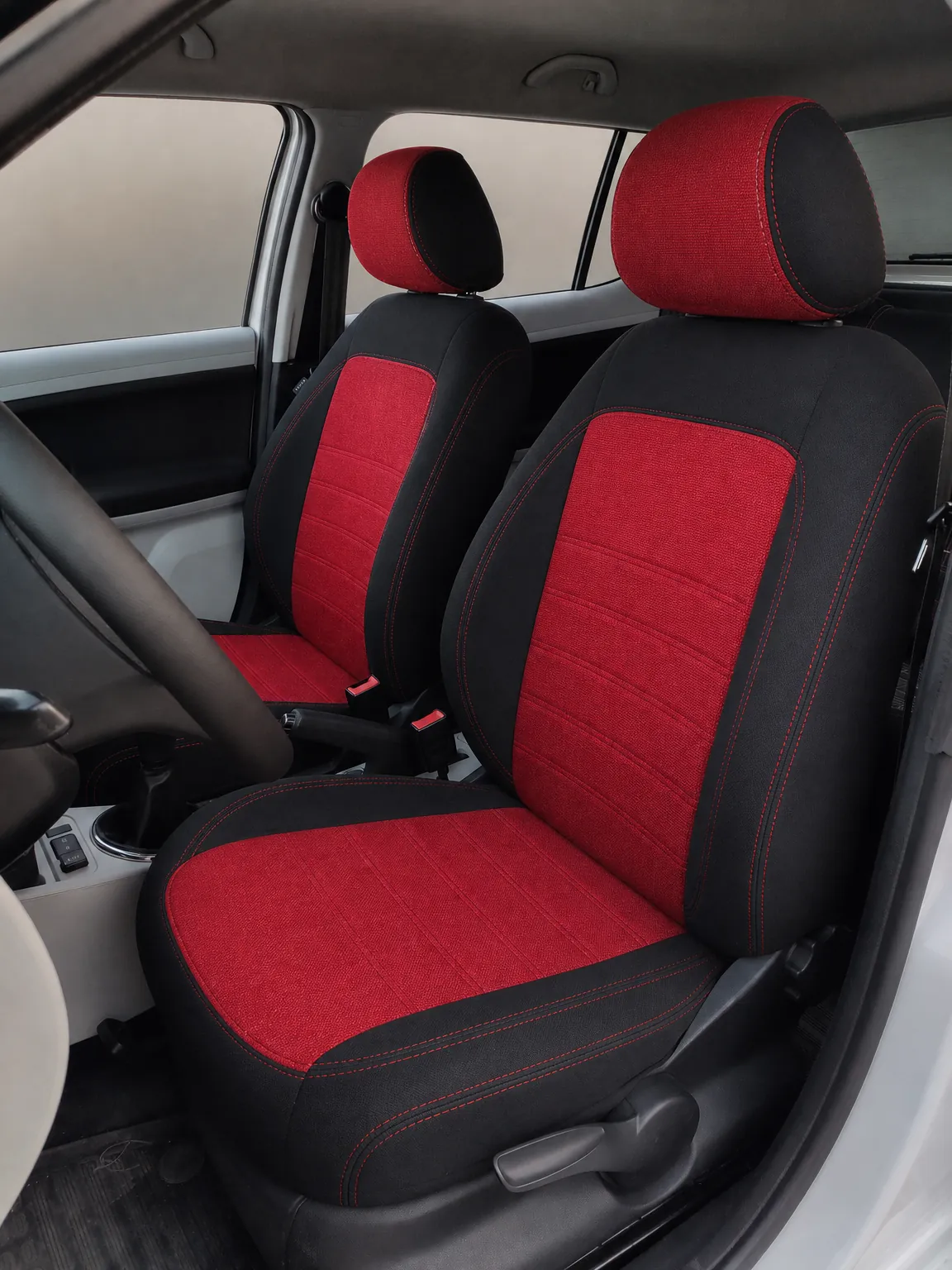 Skoda Fabia koltuk kılıfı, siyah-kırmızı kumaş, ön koltuklar (2008-2014)