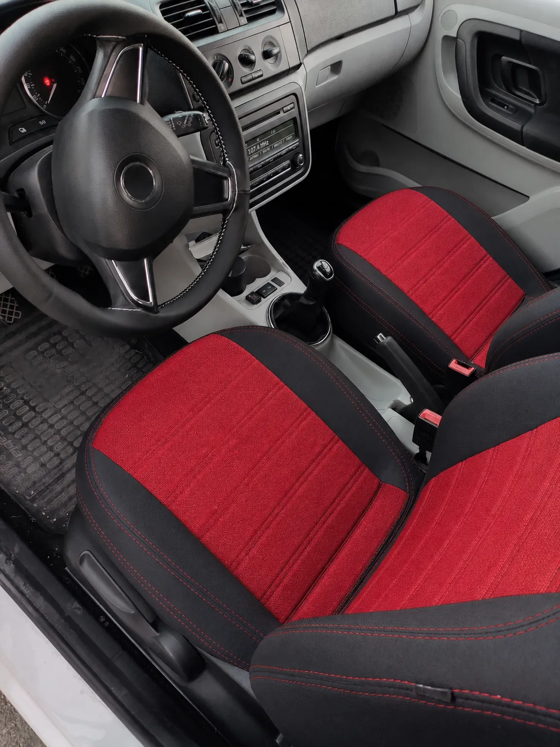 Skoda Fabia koltuk kılıfı, siyah-kırmızı kumaş, ön koltuklar (2008-2014)