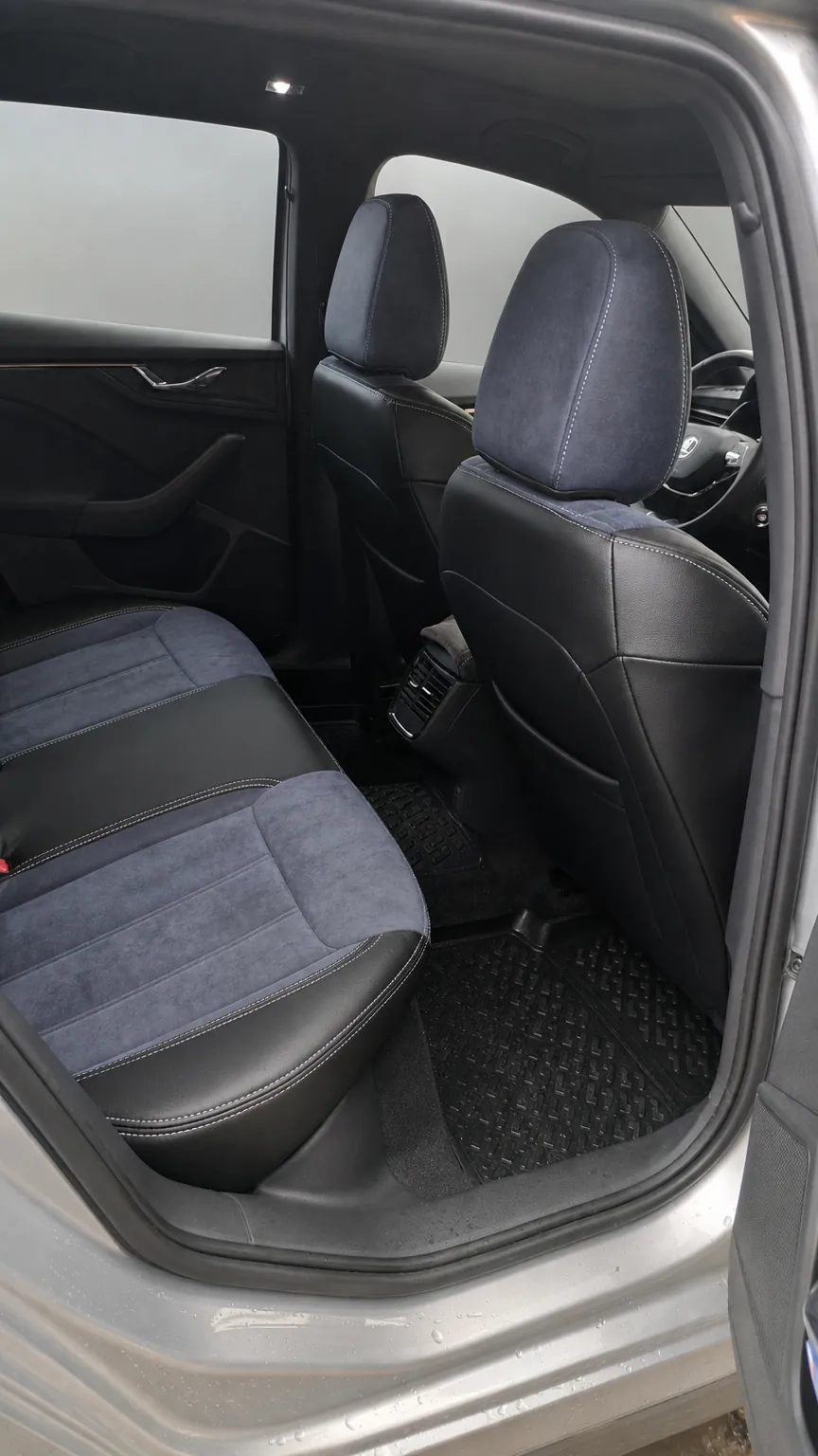 Skoda Kamiq koltuk kılıfı, siyah-gri taytüyü kumaş, arka koltuk