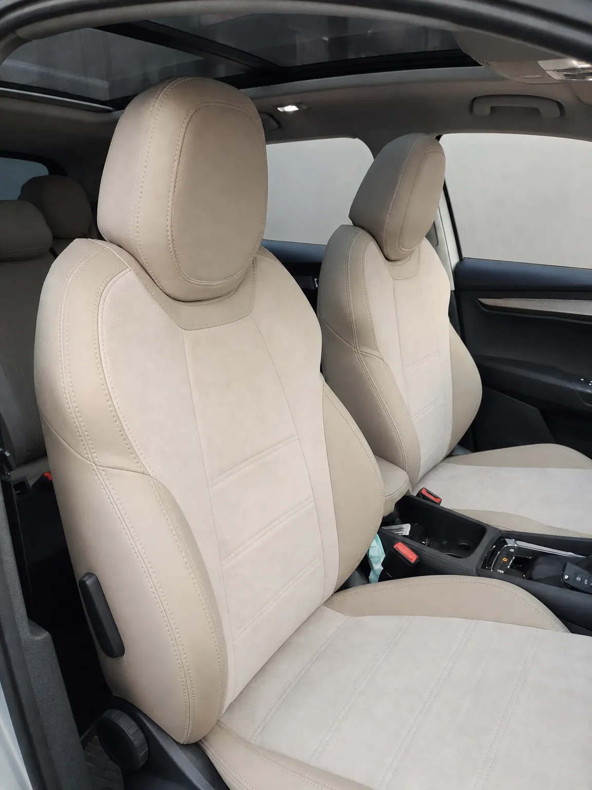 Skoda Karoq koltuk kılıfı, krem-krem keten kumaş, ön koltuklar