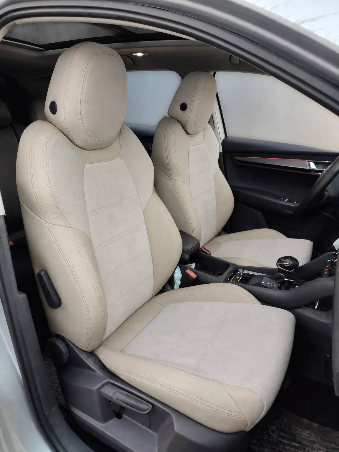 Skoda Karoq koltuk kılıfı, krem-krem keten kumaş, ön koltuklar