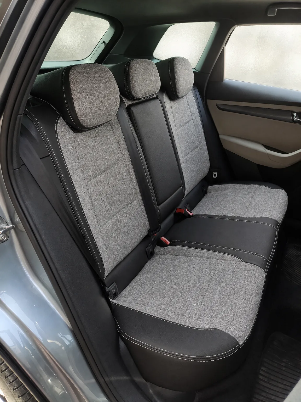 Skoda Karoq koltuk kılıfı, siyah-gri keten kumaş, arka koltuk
