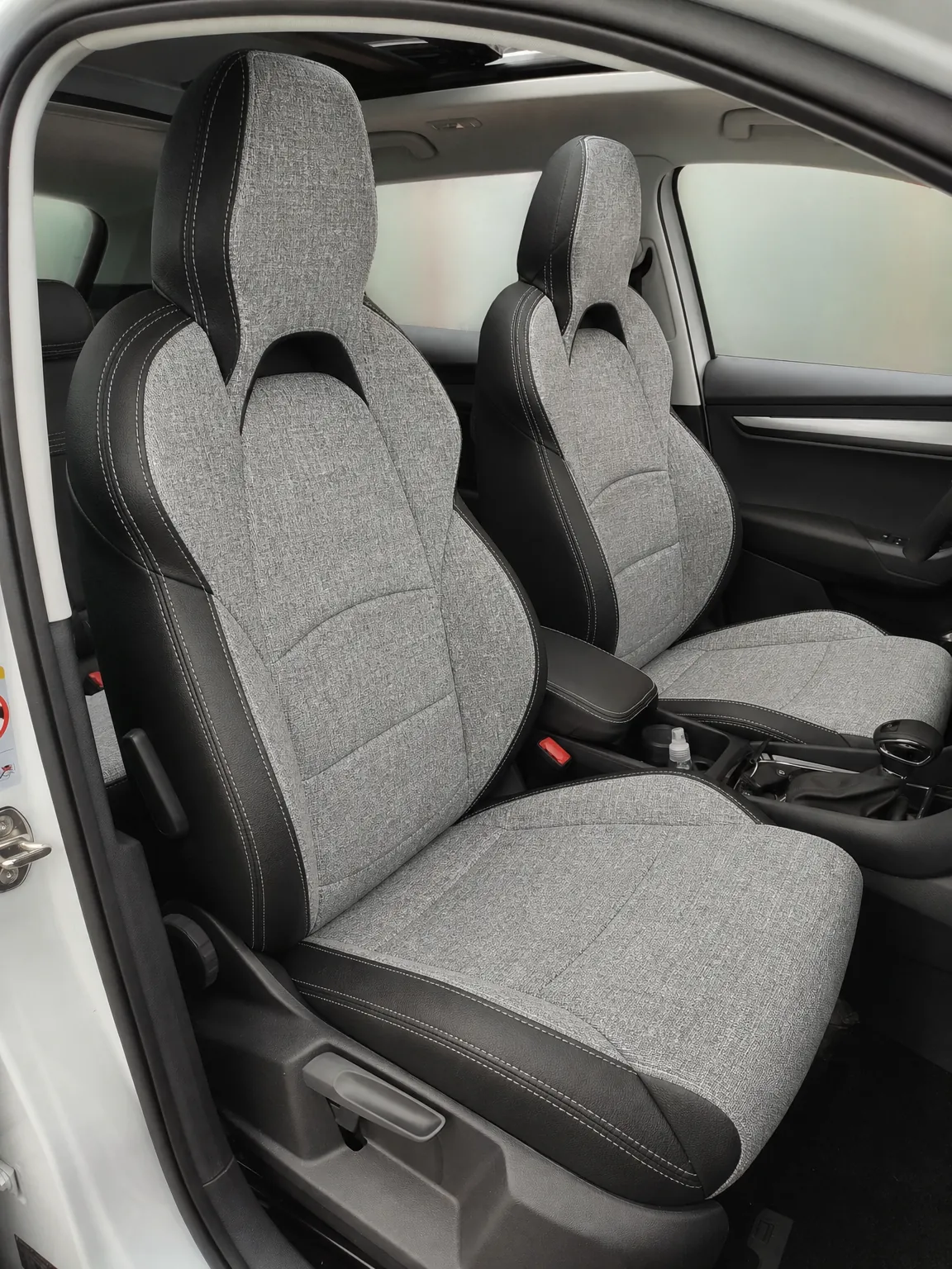 Skoda Karoq koltuk kılıfı, siyah-gri keten kumaş, ön koltuklar