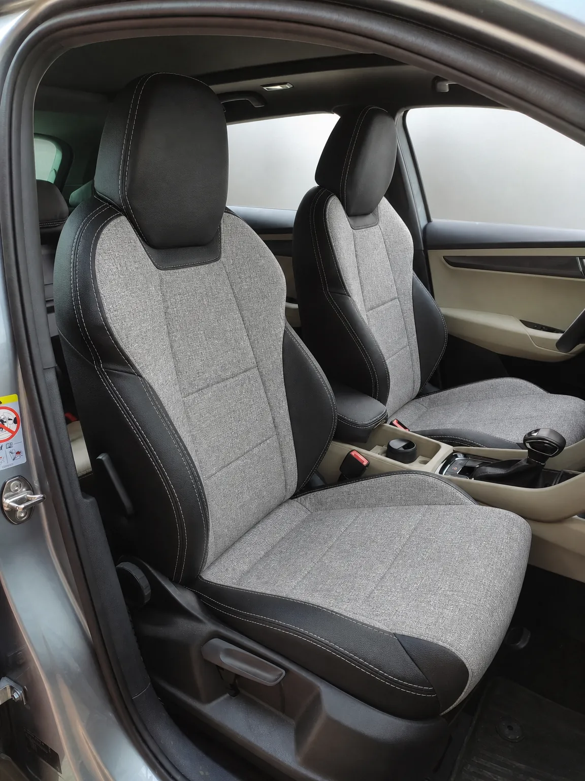 Skoda Karoq koltuk kılıfı, siyah-gri keten kumaş, ön koltuklar