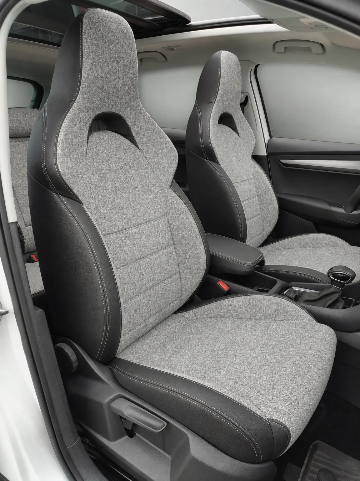 Skoda Karoq koltuk kılıfı, siyah-gri keten kumaş, ön koltuklar