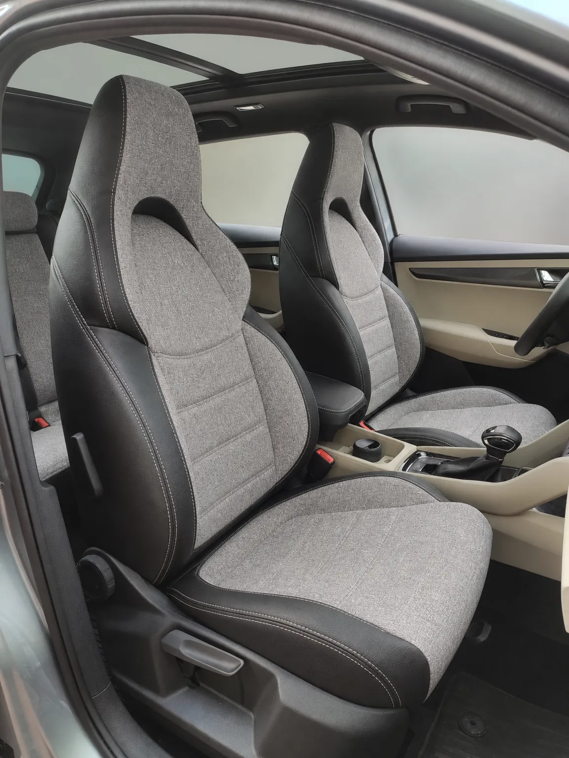Skoda Karoq koltuk kılıfı, siyah-gri keten kumaş, ön koltuklar