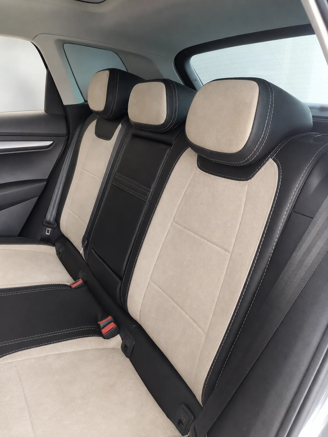 Skoda Karoq koltuk kılıfı, siyah-krem taytüyü kumaş, arka koltuk