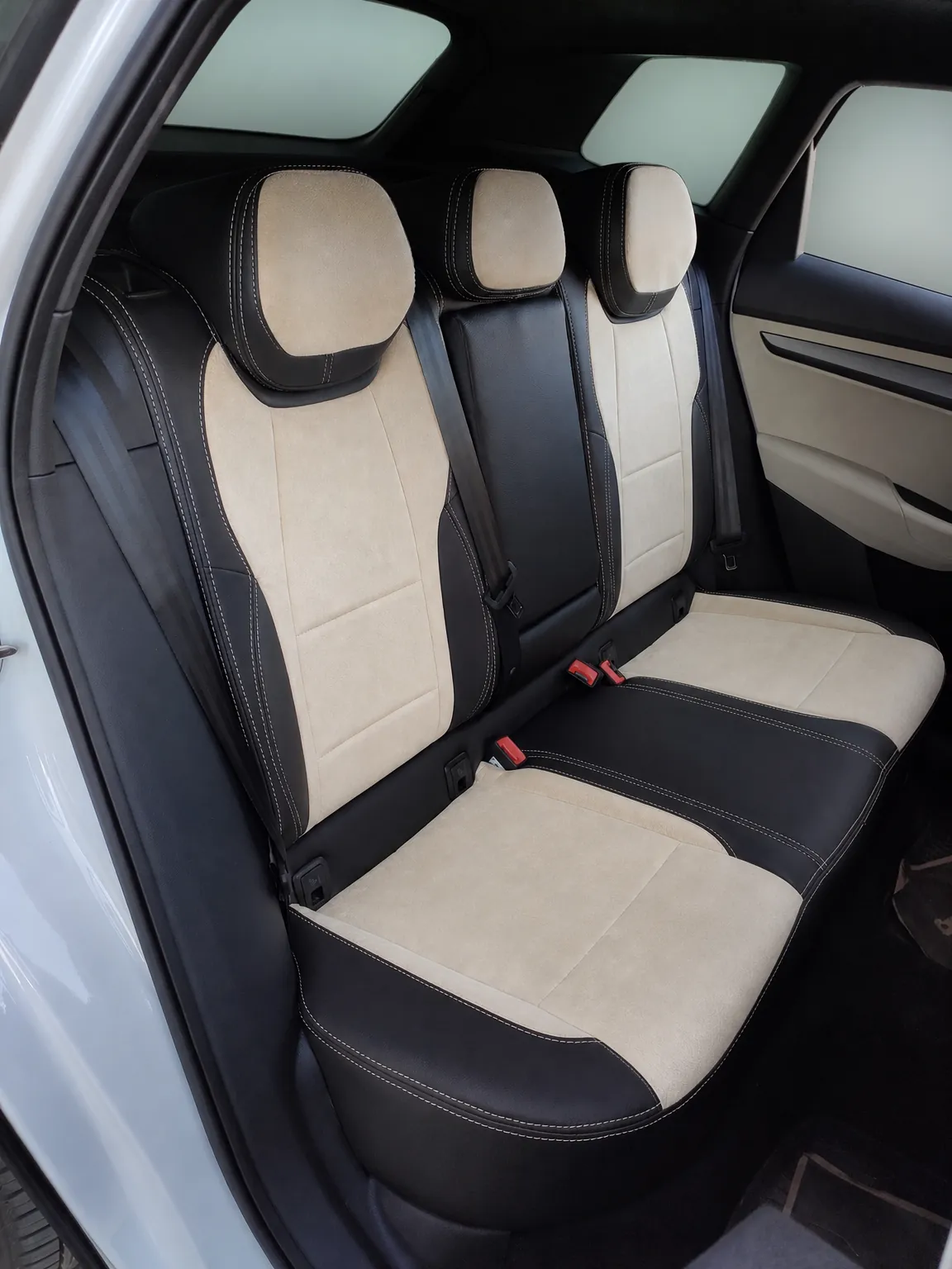 Skoda Karoq koltuk kılıfı, siyah-krem taytüyü kumaş, arka koltuk