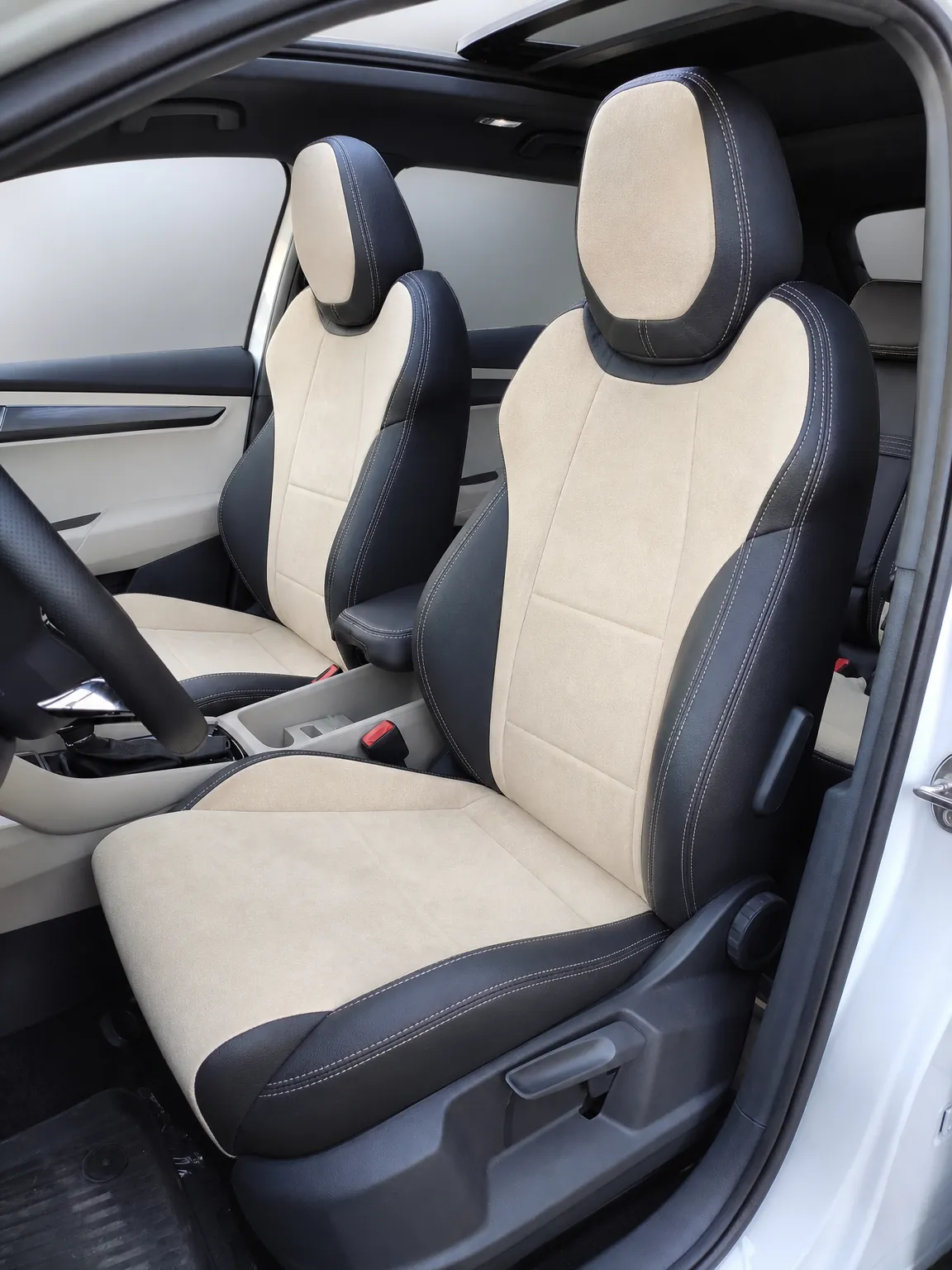 Skoda Karoq koltuk kılıfı, siyah-krem taytüyü kumaş, ön koltuklar