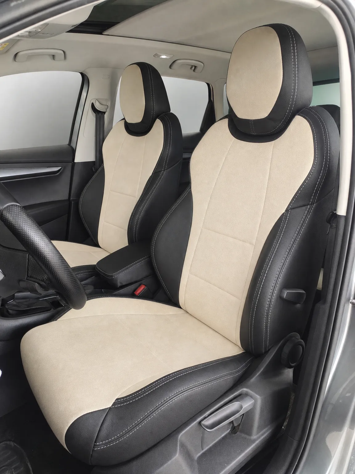 Skoda Karoq koltuk kılıfı, siyah-krem taytüyü kumaş, ön koltuklar