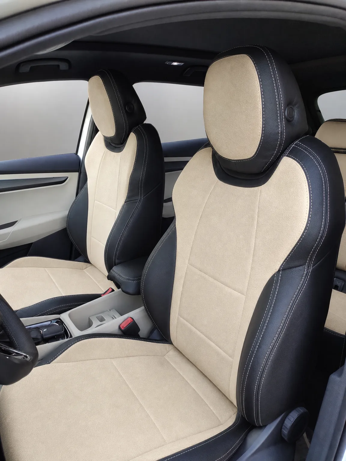 Skoda Karoq koltuk kılıfı, siyah-krem taytüyü kumaş, ön koltuklar