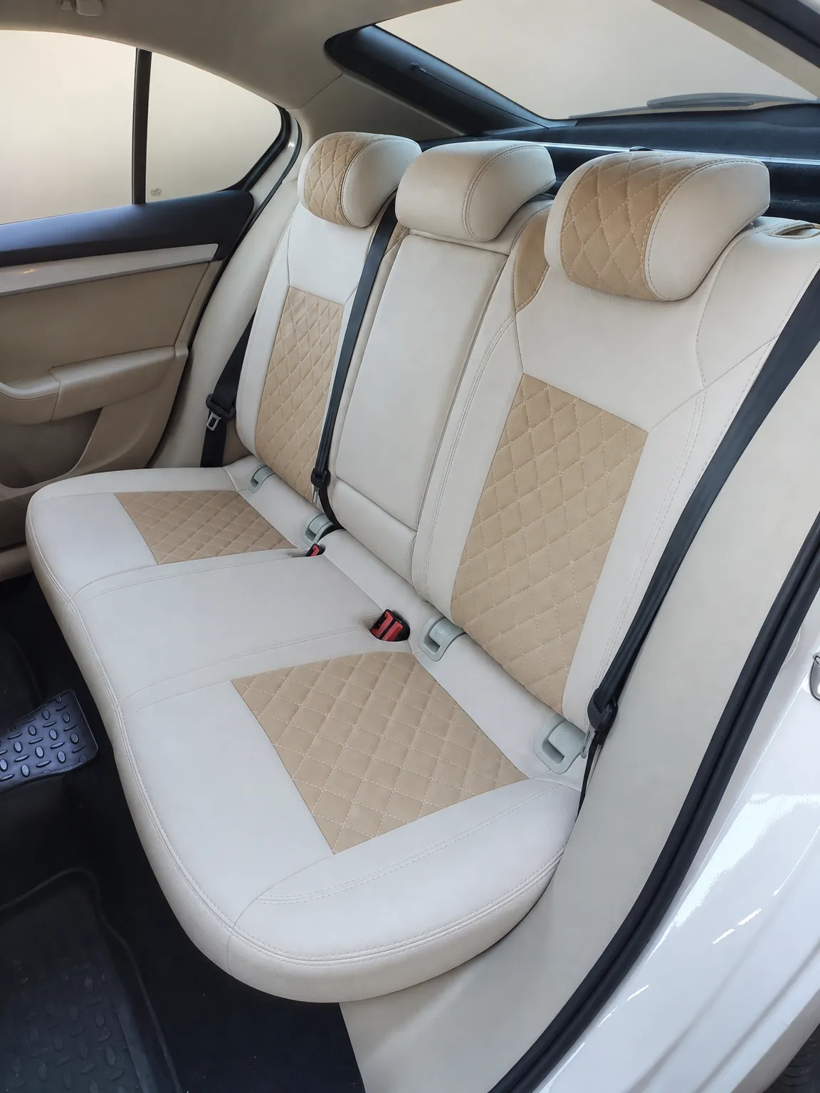 Skoda Octavia koltuk kılıfı, gri-bej kapitone kumaş, arka koltuk (2013-2019)