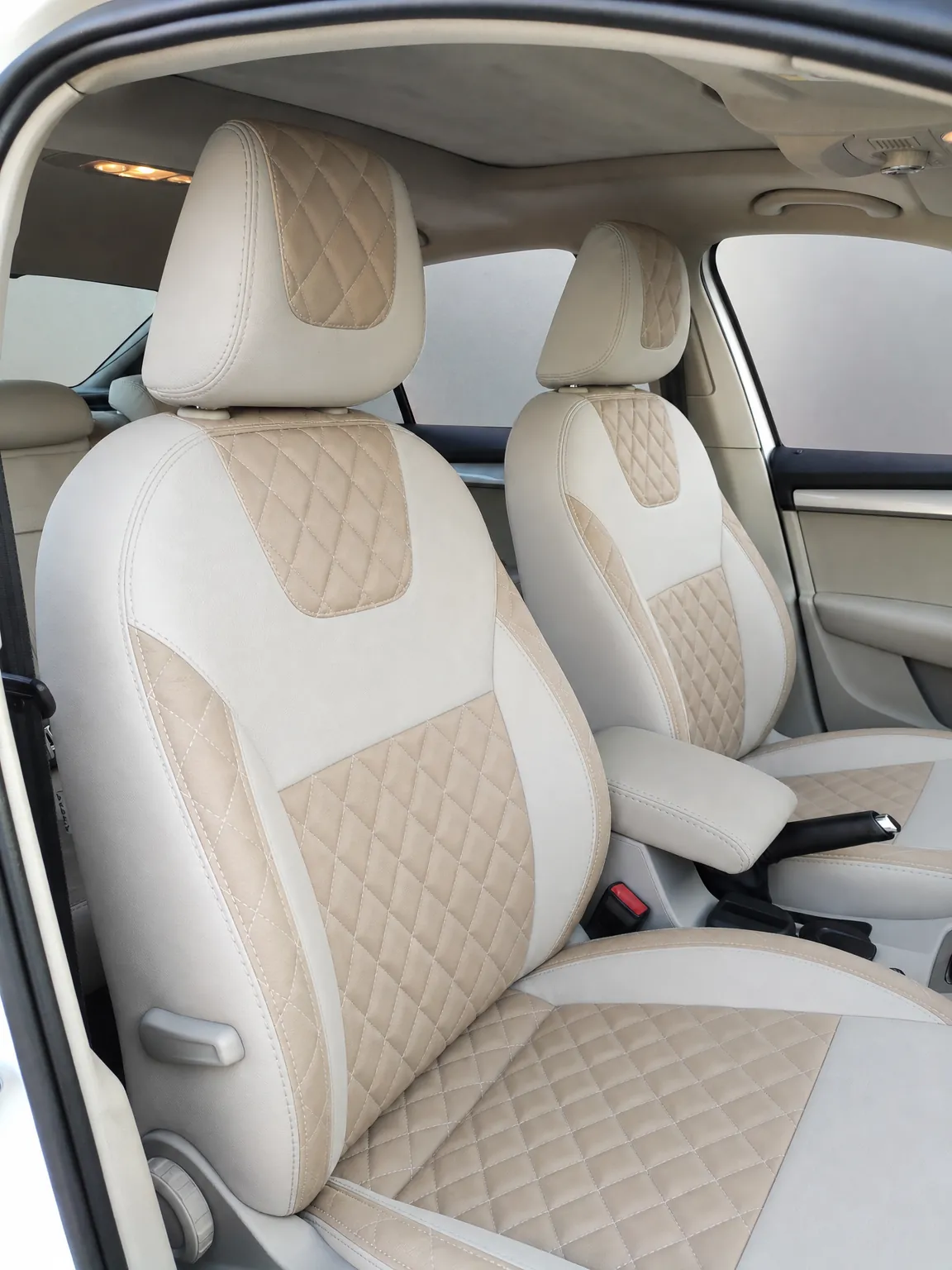 Skoda Octavia koltuk kılıfı, gri-bej kapitone kumaş, ön koltuklar (2013-2019)